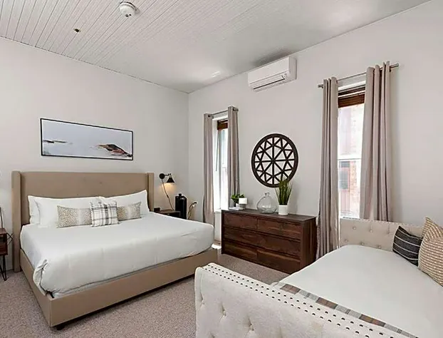 Independence Square 211, Chic Hotel Room with Mountain Views, A/C, & Rooftop Hot Tub hotel detail image 4