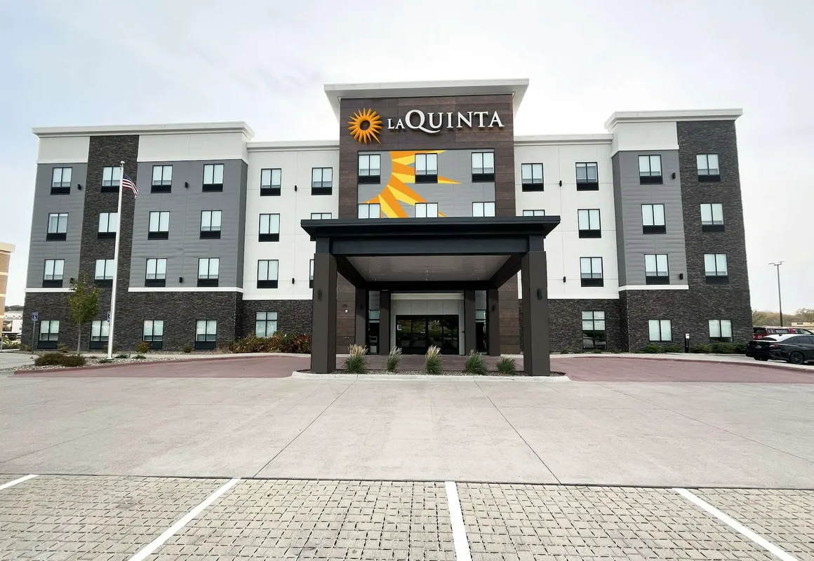 La Quinta Inn & Suites by Wyndham Coralville Iowa City hotel hero