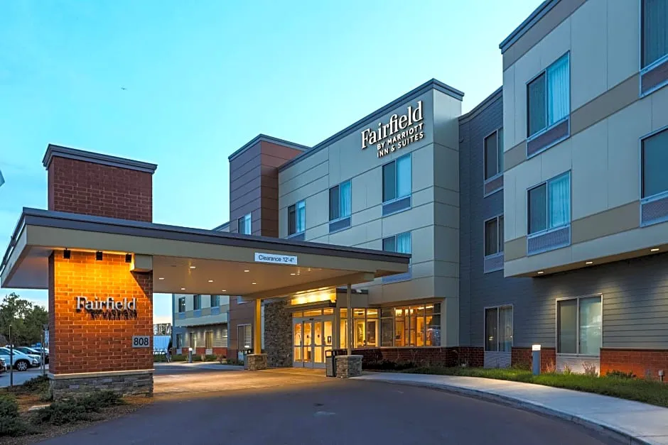 Fairfield Inn & Suites by Marriott Marquette hotel hero
