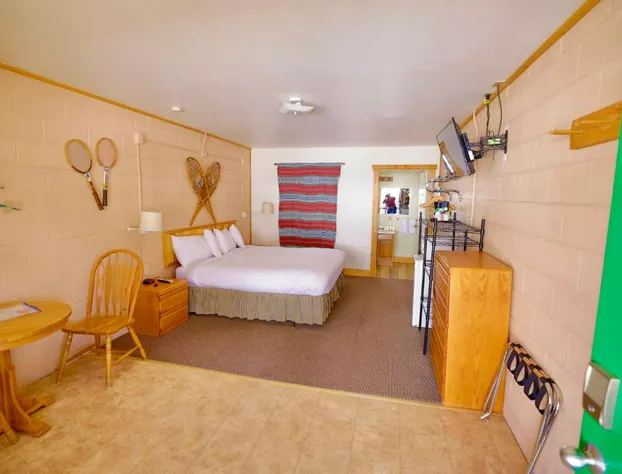 Canyon View Motel- Family w Queen Daybed Trundle hotel detail image 3