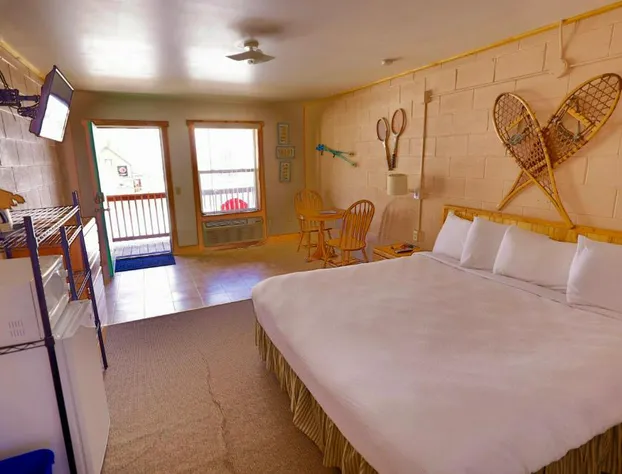 Canyon View Motel- Family w Queen Daybed Trundle hotel detail image 4