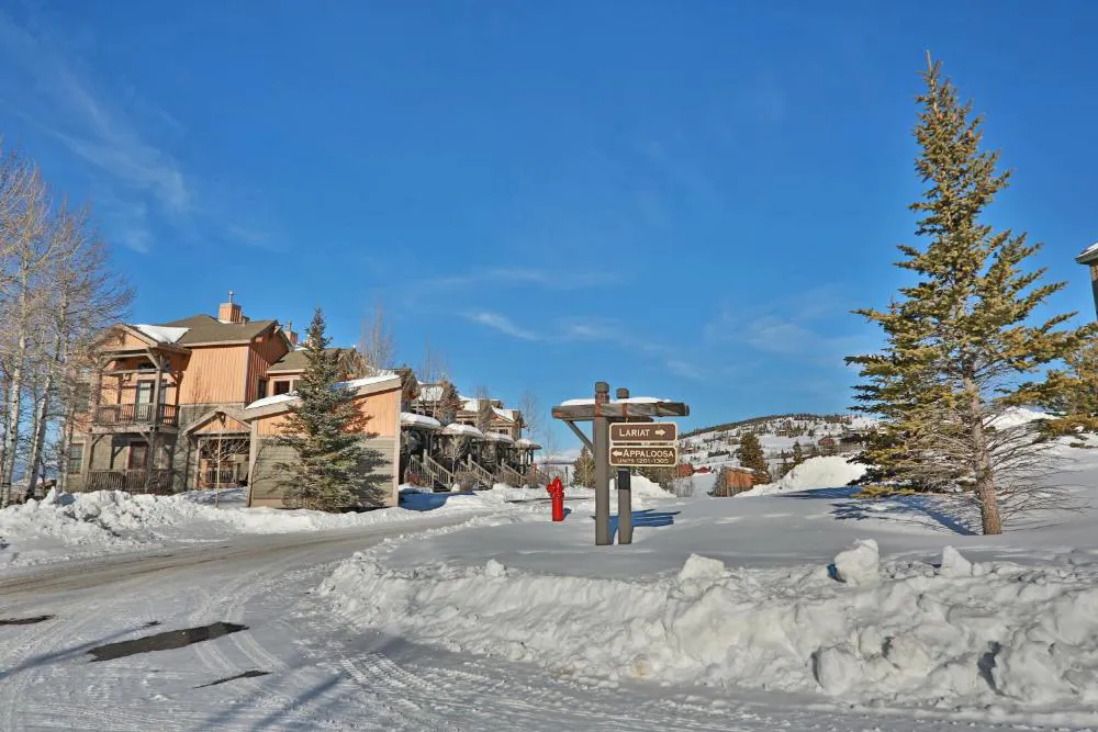 Kicking Horse Lodges 4-302 hotel hero