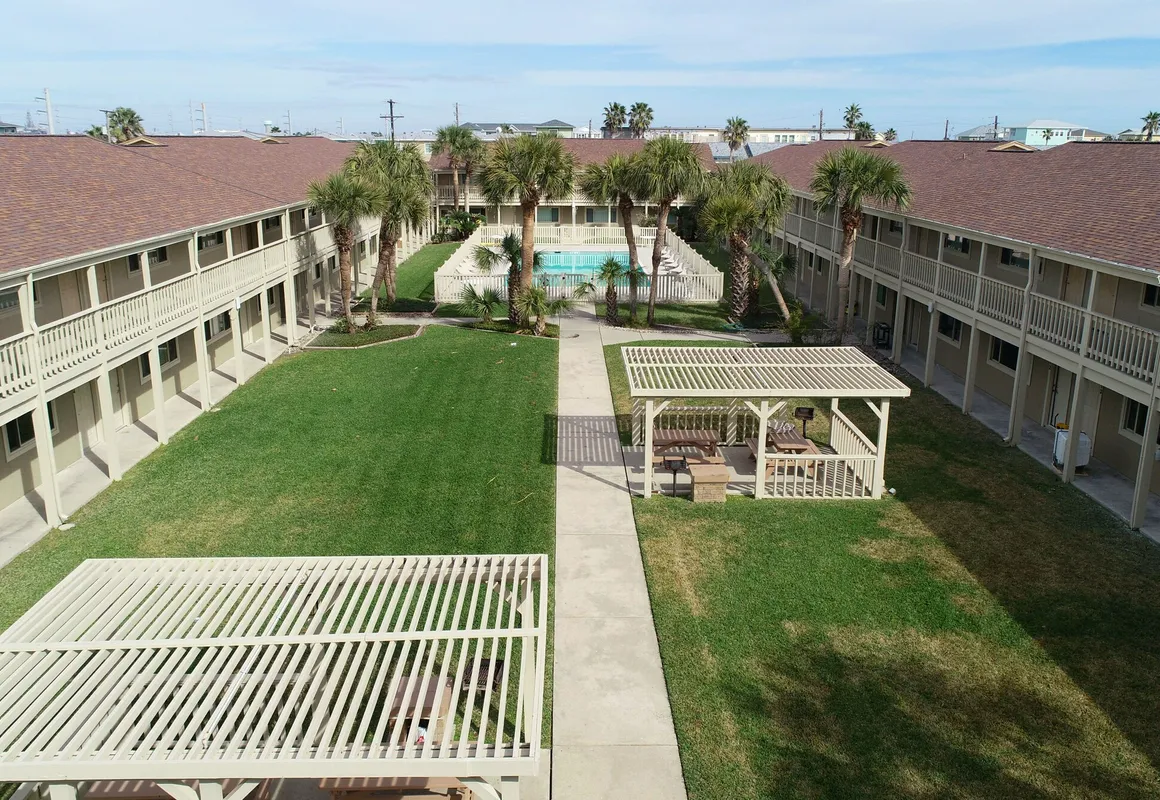 Courtyard #208 Studio Bedroom Condo By Redawning hotel hero