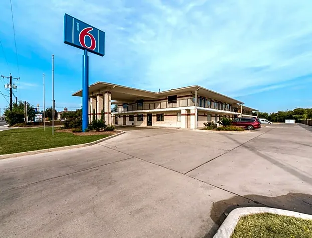Motel 6 San Antonio, TX - South WW White Rd hotel detail image 1