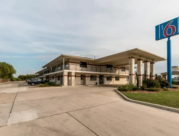 Motel 6 San Antonio, TX - South WW White Rd hotel detail image 1