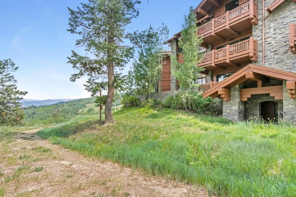 Hummingbird Lodge hotel hero