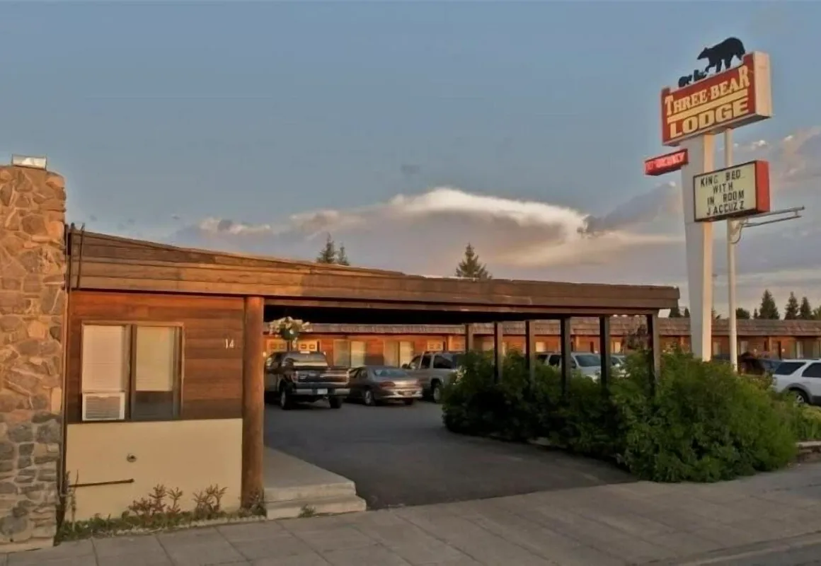 Three Bear Lodge hotel hero