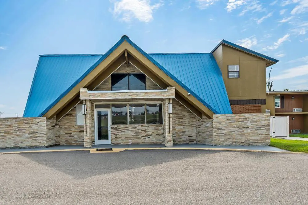 Montgomery Inn & Suites hotel hero