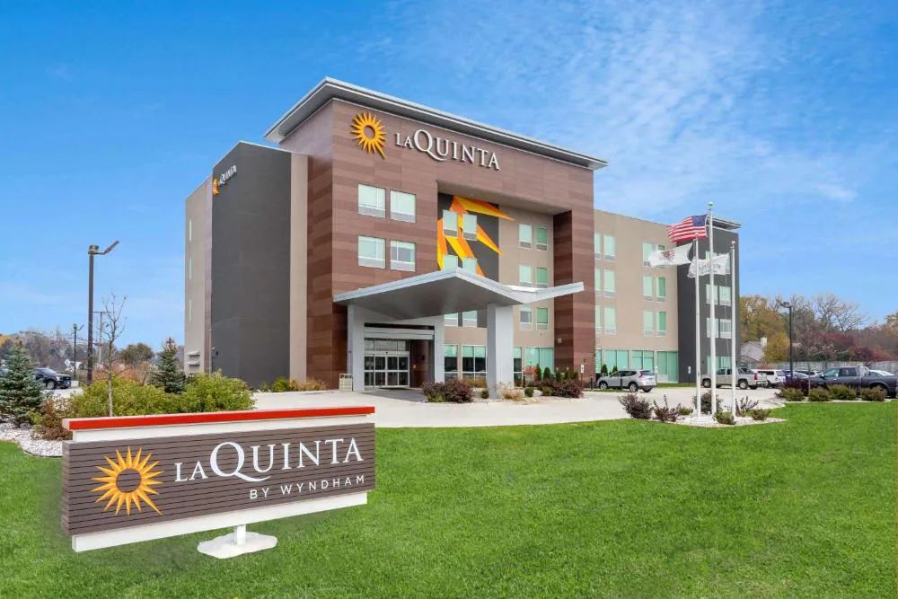 La Quinta Inn & Suites by Wyndham Shorewood hotel hero