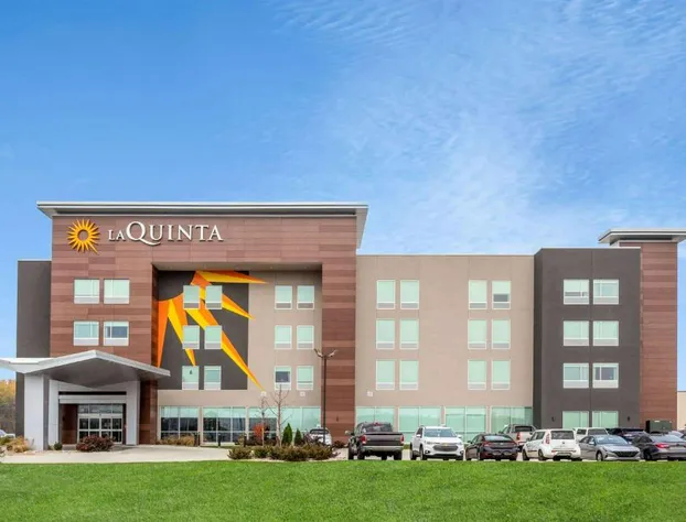 La Quinta Inn & Suites by Wyndham Shorewood hotel detail image 1