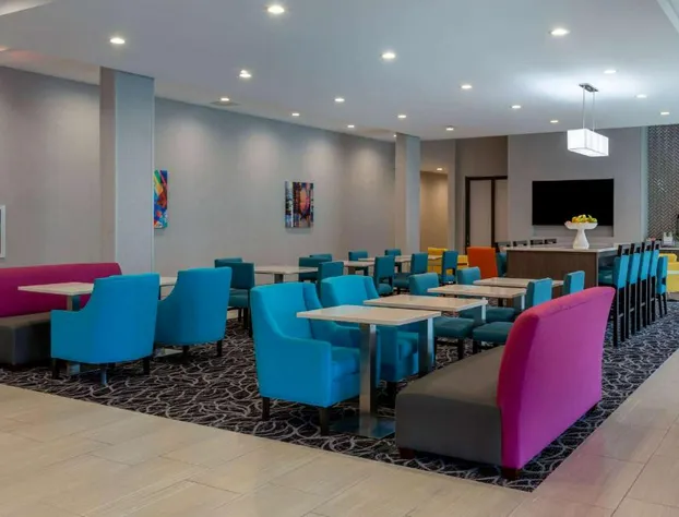 La Quinta Inn & Suites by Wyndham Shorewood hotel detail image 3