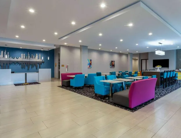 La Quinta Inn & Suites by Wyndham Shorewood hotel detail image 4