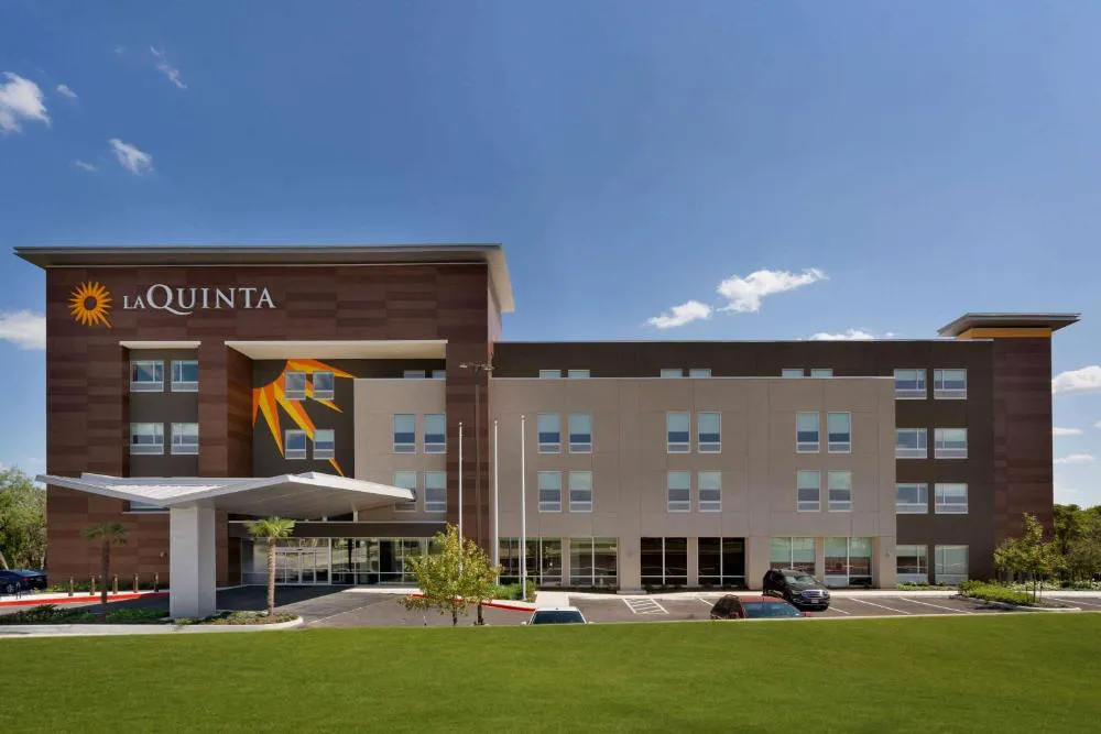 La Quinta Inn & Suites by Wyndham San Antonio Seaworld/LAFB hotel hero
