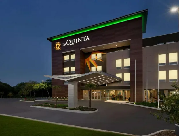 La Quinta Inn & Suites by Wyndham San Antonio Seaworld/LAFB hotel detail image 1