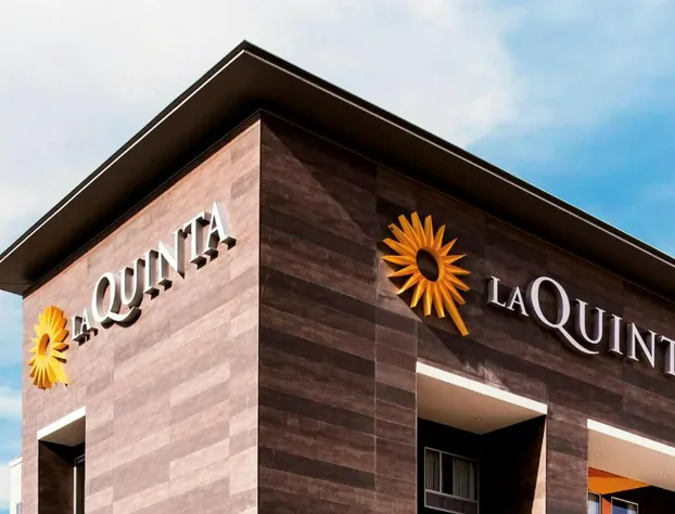 La Quinta Inn & Suites by Wyndham San Antonio Seaworld/LAFB hotel detail image 2