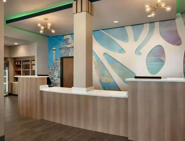 La Quinta Inn & Suites by Wyndham San Antonio Seaworld/LAFB hotel detail image 3