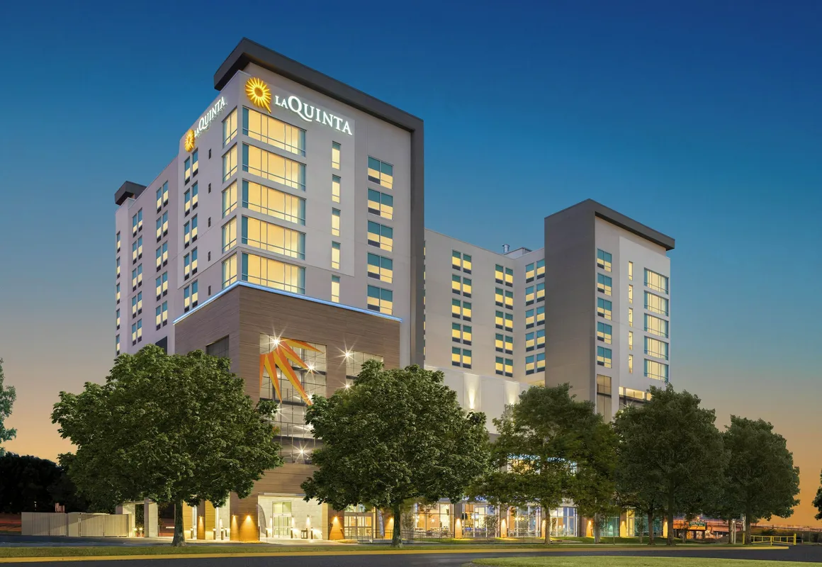 La Quinta Inn & Suites by Wyndham Nashville Downtown / Stadium hotel hero