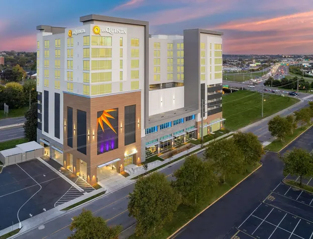 La Quinta Inn & Suites by Wyndham Nashville Downtown / Stadium hotel detail image 2