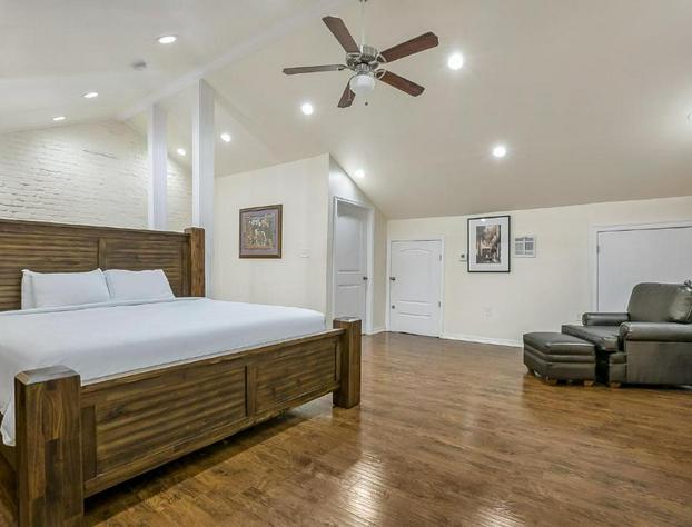 Modern 4BR Penthouse in Downtown by Hosteeva hotel detail image 4