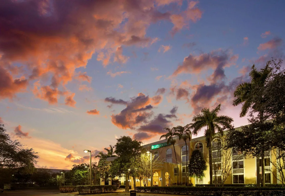 La Quinta Inn & Suites by Wyndham Sunrise hotel hero