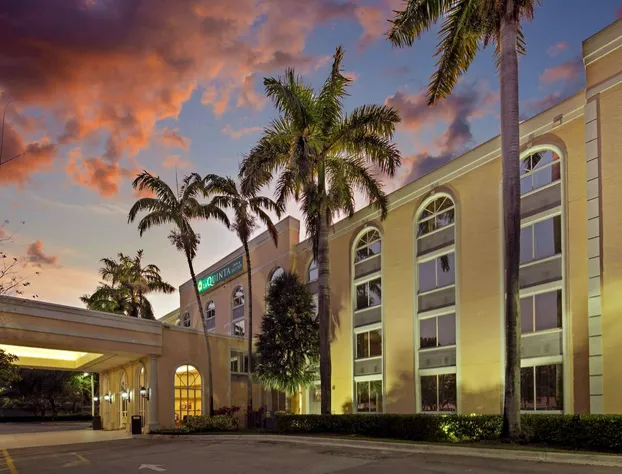 La Quinta Inn & Suites by Wyndham Sunrise hotel detail image 1