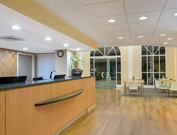 La Quinta Inn & Suites by Wyndham Sunrise hotel detail image 4