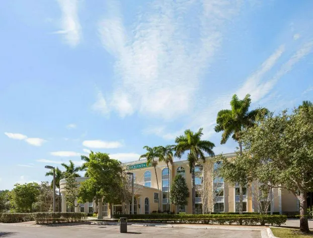 La Quinta Inn & Suites by Wyndham Sunrise hotel detail image 2