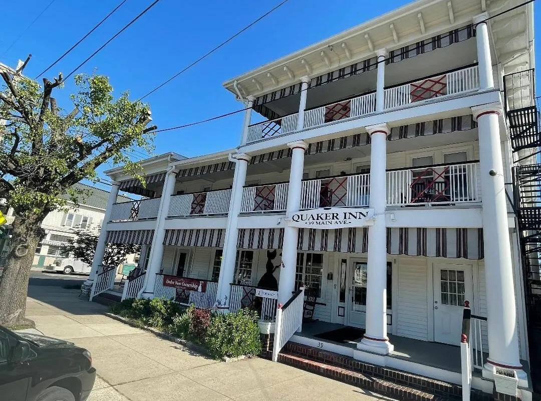 Quaker Inn hotel hero