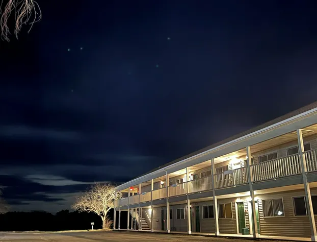 Island Pond Country Inn (Formerly the Lakefront Inn & Motel) hotel detail image 2