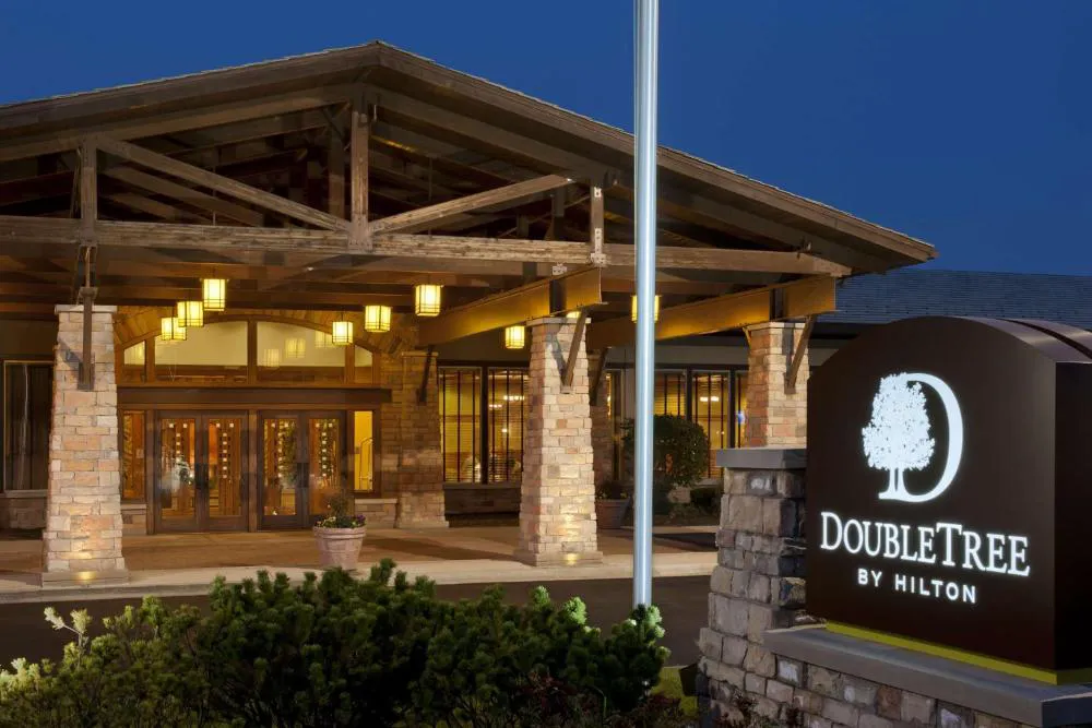 DoubleTree by Hilton Libertyville - Mundelein hotel hero