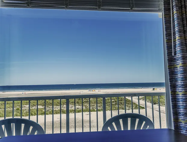 Paradise Oceanfront Resort hotel detail image 3