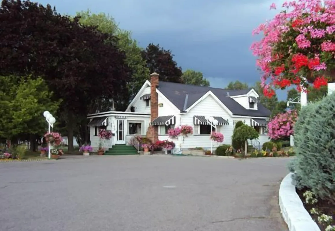 Trenton Park Motel hotel hero