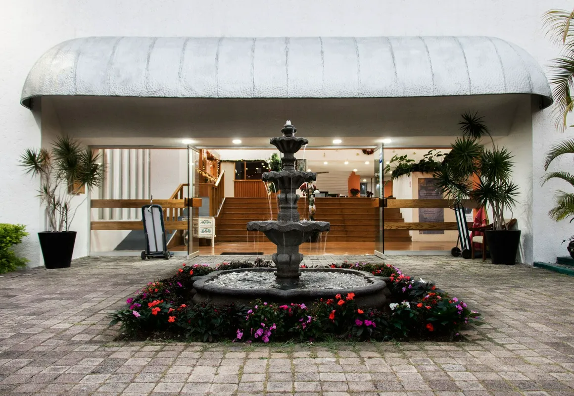 Aristos Cuernavaca hotel hero