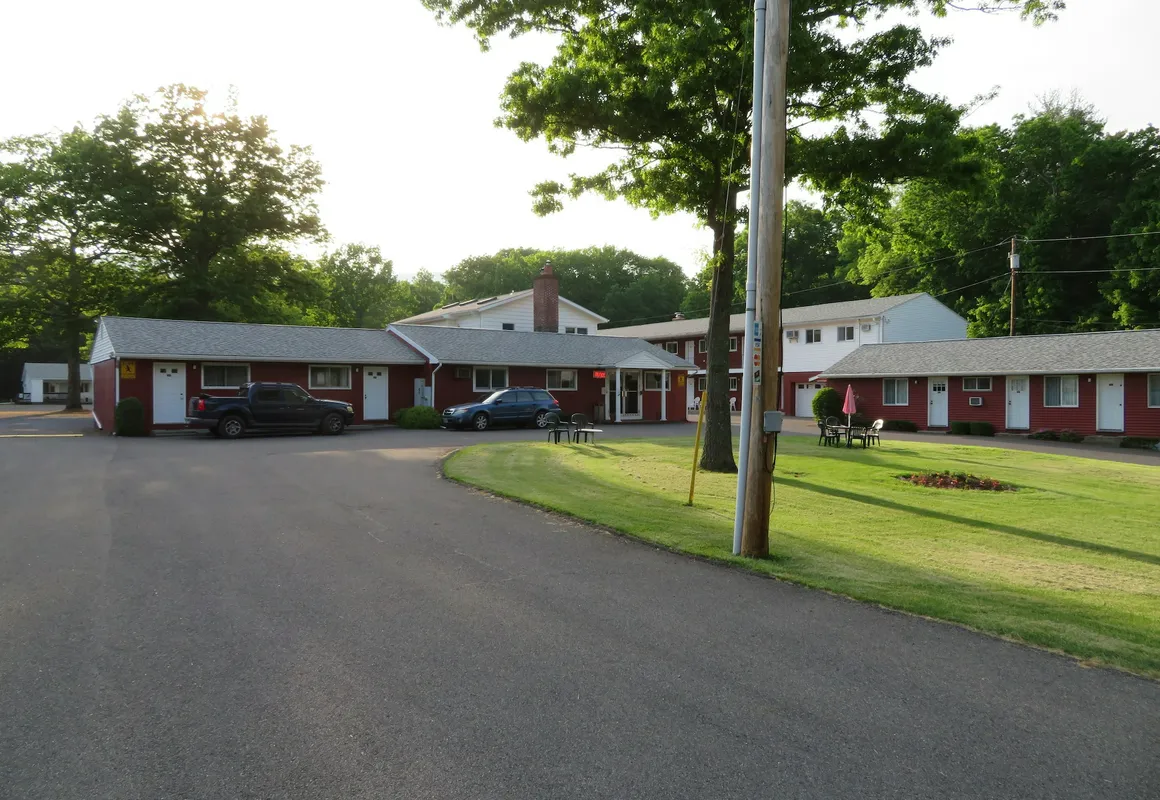 Red Ranch Motel hotel hero