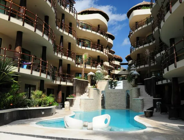 El Taj Oceanfront & Beachside Condo Hotel hotel detail image 2