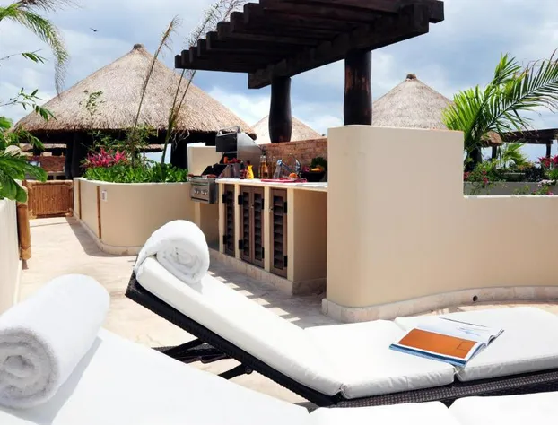 El Taj Oceanfront & Beachside Condo Hotel hotel detail image 4