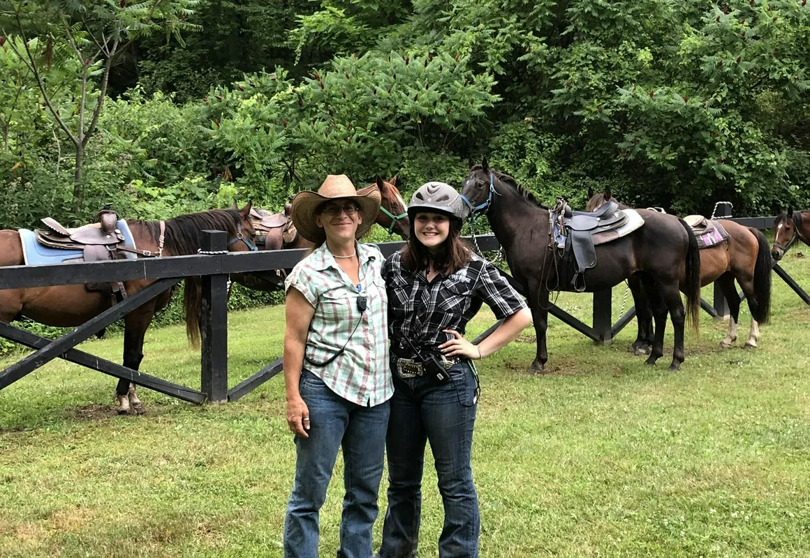 Pinegrove Family Dude Ranch hotel hero