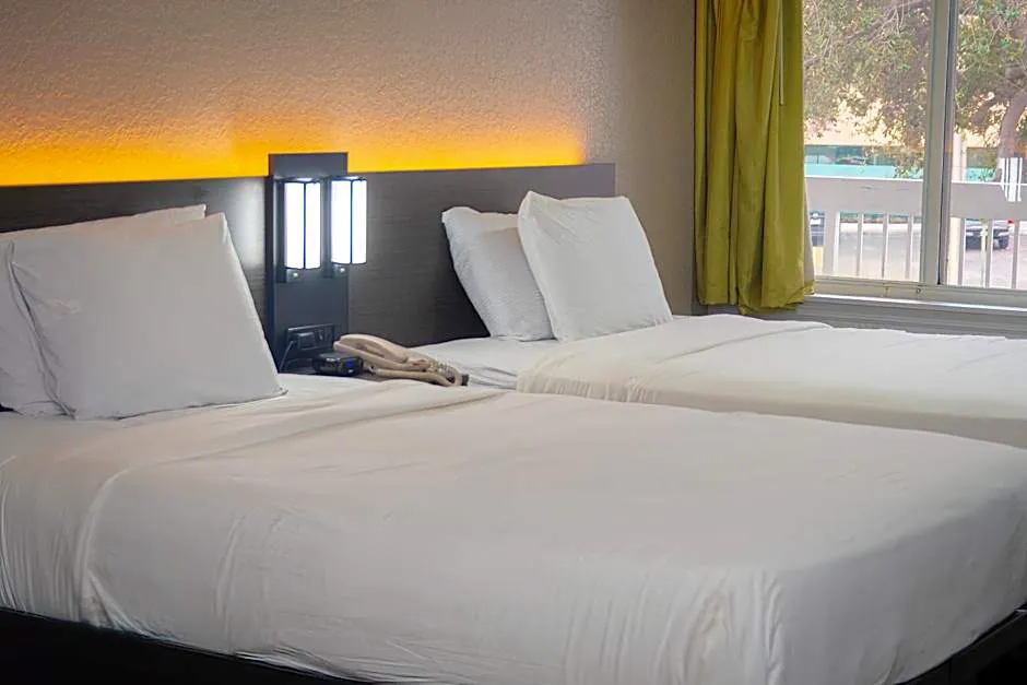 Studio 6 West Palm Beach, FL hotel hero