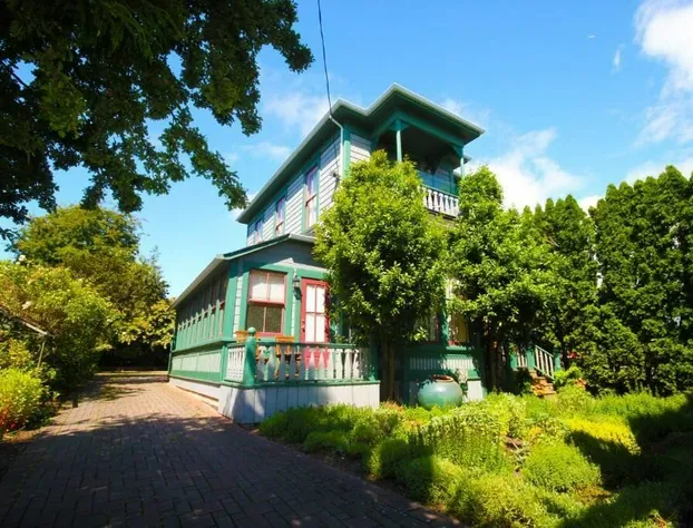 Spinnakers Brewpub & Guesthouses hotel detail image 2