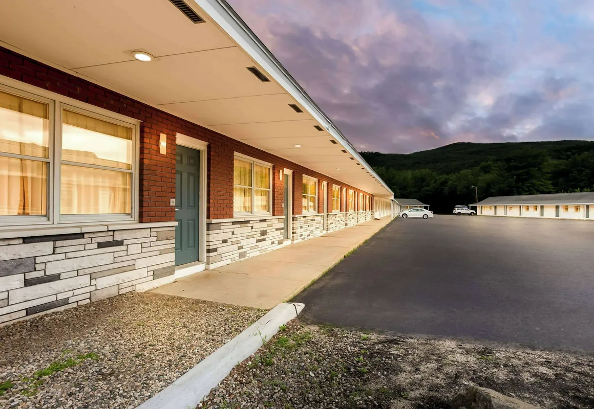 Rodeway Inn Gorham Riverside hotel hero