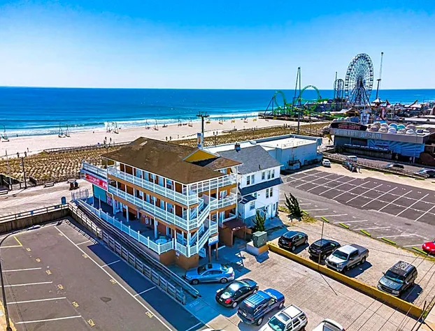 Boardwalk Hotel Charlee & Beach House Rentals hotel detail image 2