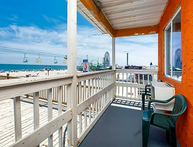 Boardwalk Hotel Charlee & Beach House Rentals hotel detail image 3