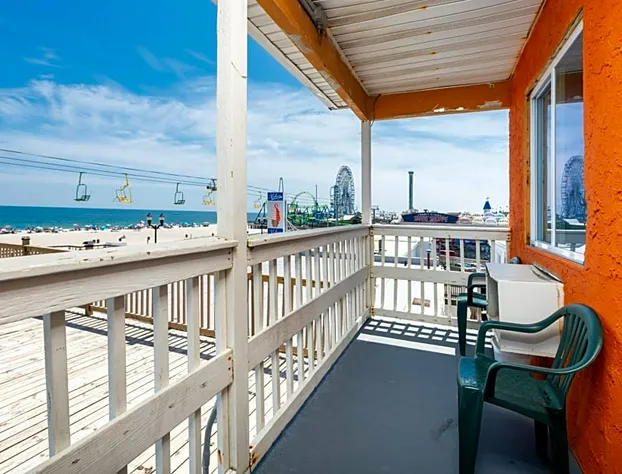 Boardwalk Hotel Charlee & Beach House Rentals hotel detail image 3