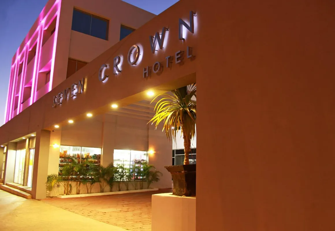 Seven Crown Express & Suites by Kavia hotel hero