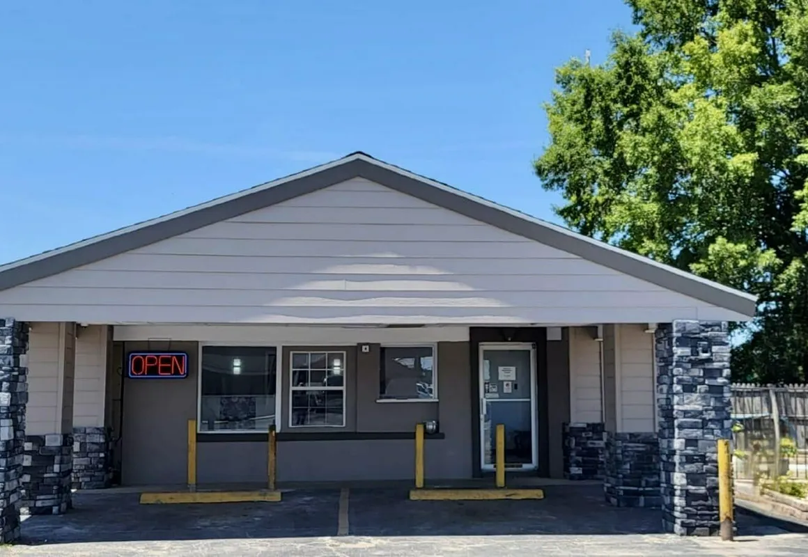 Budget Inn & Suites hotel hero