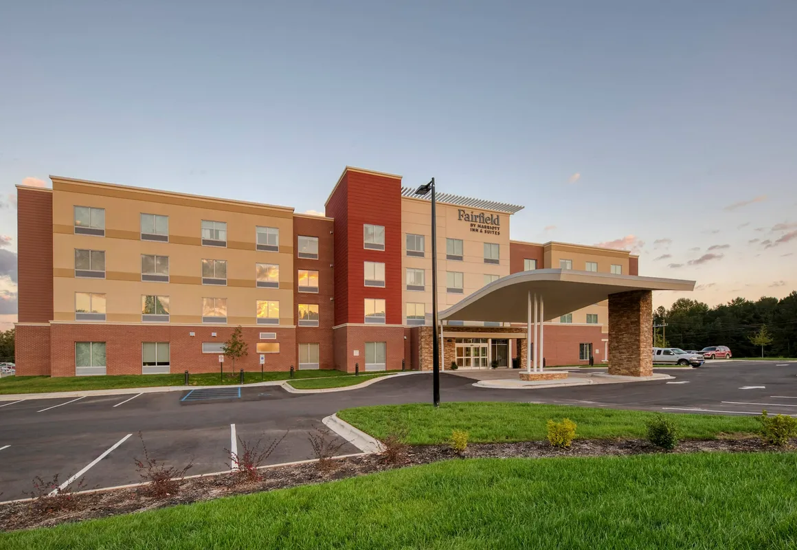 Fairfield Inn & Suites by Marriott Charlotte Belmont hotel hero