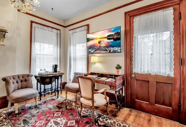 InnBuffalo off Elmwood hotel detail image 1