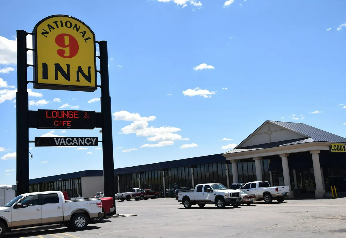 National 9 Gillette hotel hero