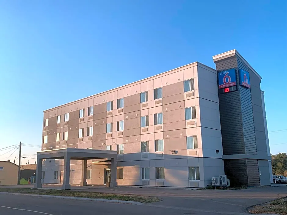 Studio 6 Bruderheim, AB hotel hero