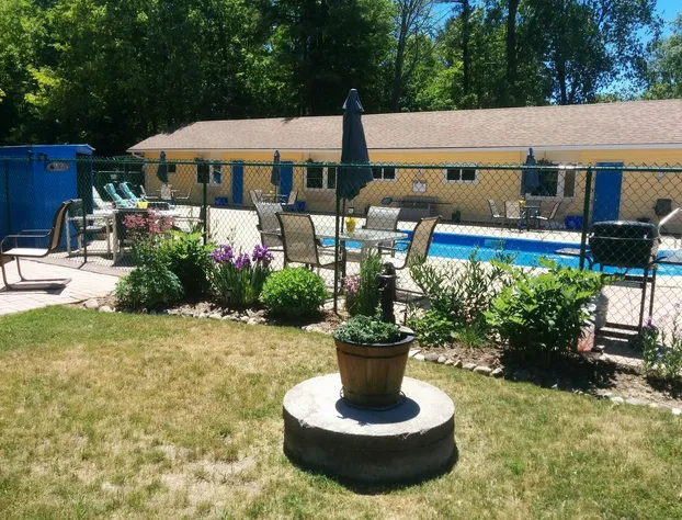 The Pinewood - Adult Getaway by the Lake hotel detail image 3